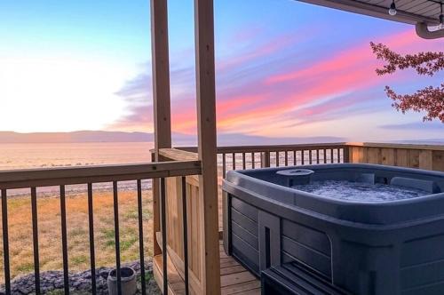 Chalet 691 Waterfront with Spa, Fireplace, WiFi & AC