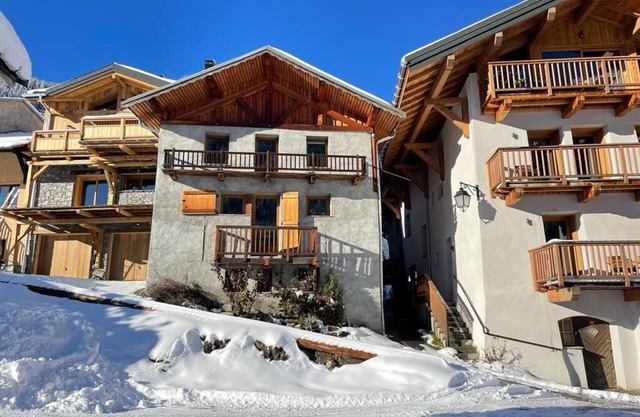 Chalet 8 people 3 bedrooms + mezz, 6 min. from the gondola, 120m swimming pool comm. heated,