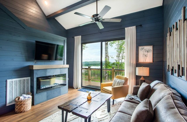 Chalet Amelia -Lake View+HotTub+Fireplace+Arcade!