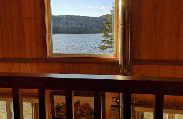 CHALET BORÉAL SITUÉ SUR LE BORD DU LAC COLIN