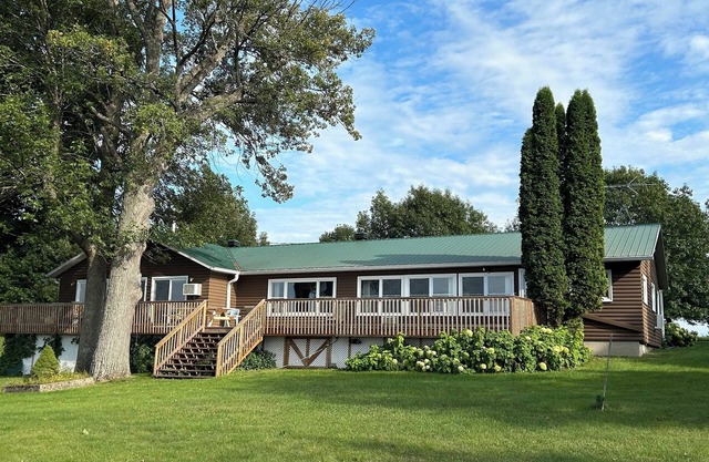 Chalet Beauly, panoramic views of St.Lawrence River from a Heritage Property