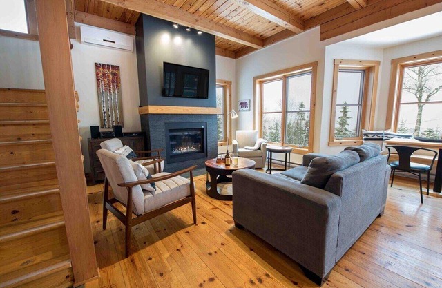 Chalet Bleu 55: River Views, Pool Table & Spa