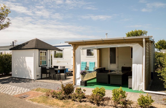 Chalet by the sea in beautiful holiday park *