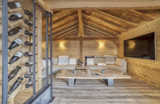 Chalet 'Chalet Face Au Mont-blanc' with Mountain View, Wi-Fi and Air Conditioning