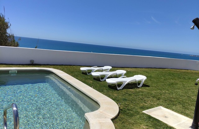 Chalet "El Cantil" next to El Roqueo beach