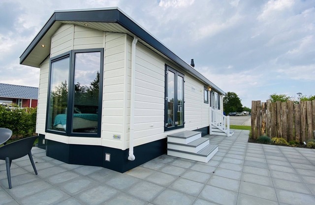 Chalet for 4 persons on a cozy campsite in Ouwerkerk