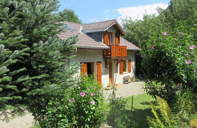 Chalet/Gite "Les Althéas" in a quiet location, mountain view, on the edge of a forest