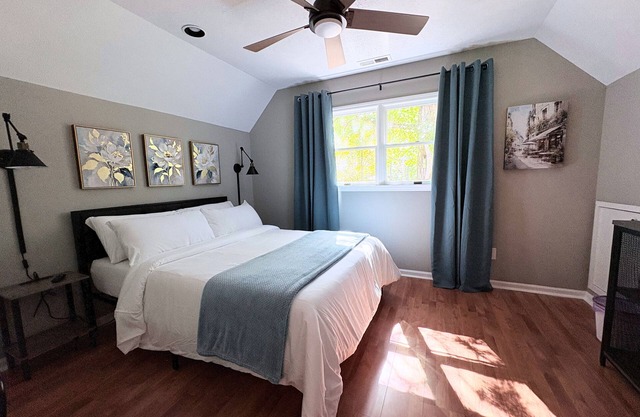 Chalet inspired cottage next to the Greenway trail - minutes to HPU & Market