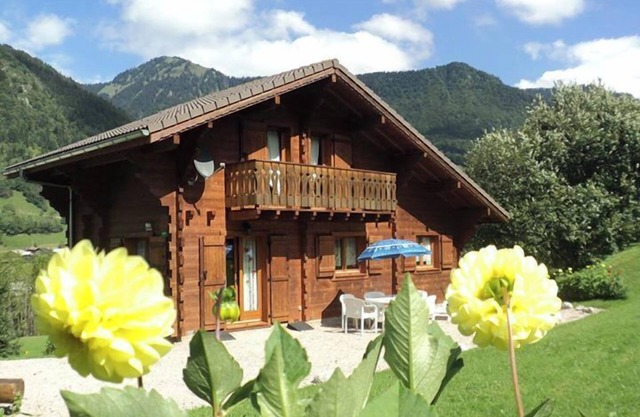 Chalet 'Le Darbon 3 Étoiles' with Mountain View, Private Garden and Wi-Fi