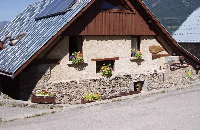 Chalet Le Sardonnier , comfortable accommodation for up to 15 people