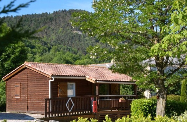 Chalet 'Montana Pmr 4 Pers' with Shared Terrace and Wi-Fi