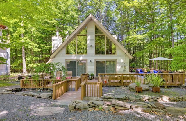 Chalet on the Green: Cozy Lake Ariel Retreat!