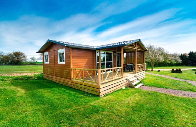 Chalet Oslo de 4 Personnes : Découvrez la Suisse Normande en Famille !