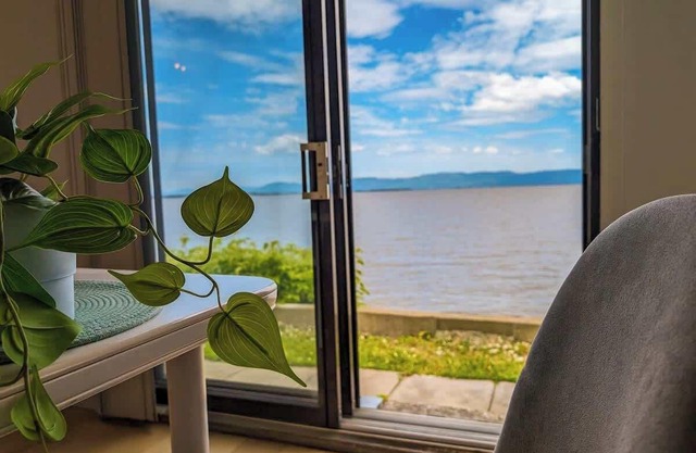 Chalet Studio #5 Waterfront with Spa, Fireplace & Wifi