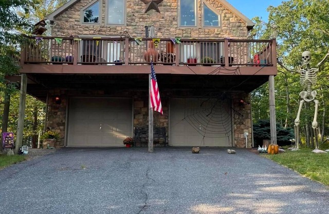 Chalet style 3-bedroom with WiFi, AC in tranquil Hazleton.