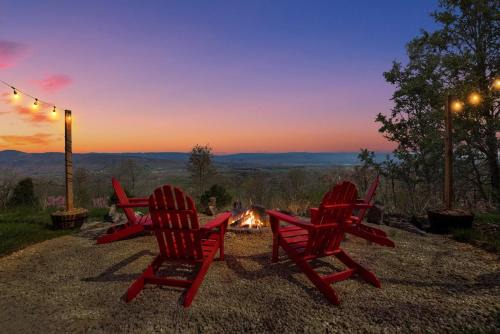 Chalet w Stunning Views Hot Tub Fire Pit & WiFi