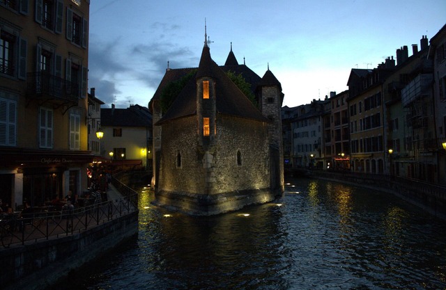 Chalet with Panoramic Views of the Alpes.