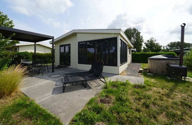 Chalet with 3 bedrooms and garden with hot tub