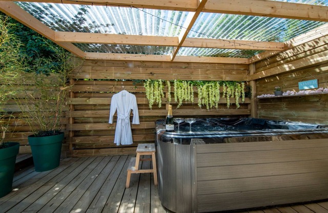 Chalet with Jacuzzi and wood-burning stove