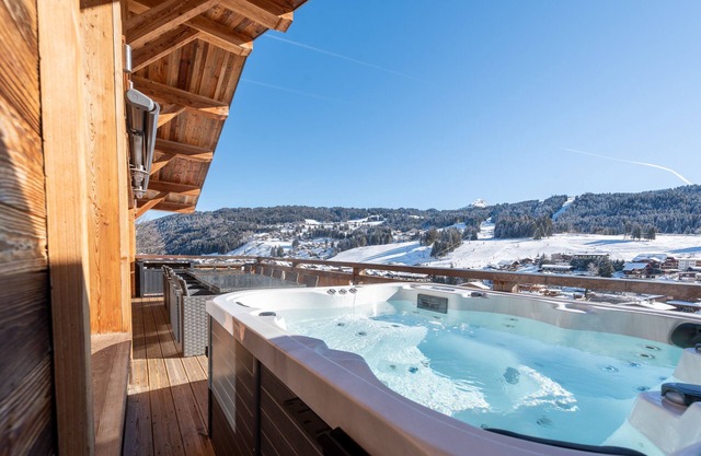 Chalet with jacuzzi near the center and 180 ° view of the village and slopes