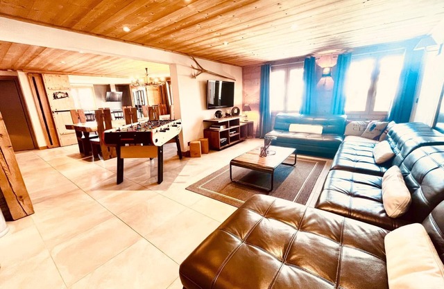 Chalet with sauna, at the foot of the pistes, sleeps 7