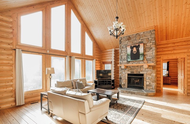 ChaletsOasis Luxury Log Home with outdoor Hot Tub