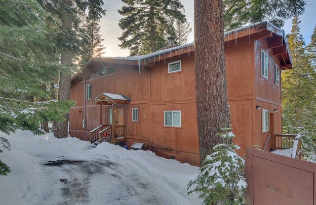 Chamberlands Cabin: 5 BR, 3 BA House in Tahoma, Sleeps 10
