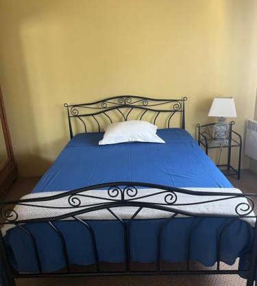 Chambre à l'étage, salle d'eau au rez de chaussée