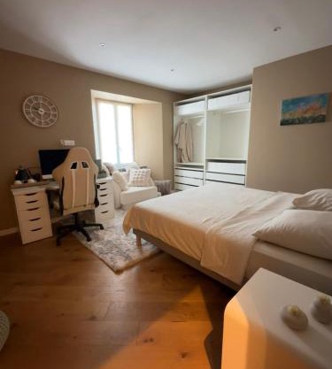 Chambre avec salle de bain tourelle
