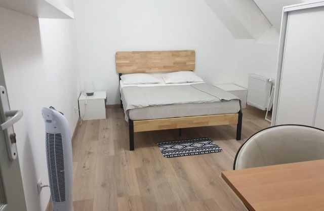 Chambre privative avec ventilateur portable