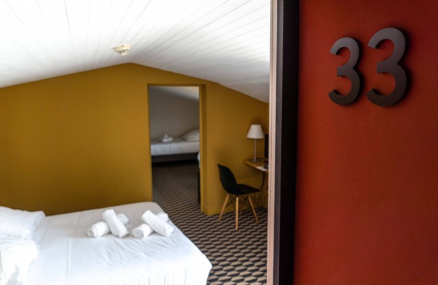 Chambre Quadruple Mansardée Avec Terrasse au Sein de L'hôtel La Maison des Ocres