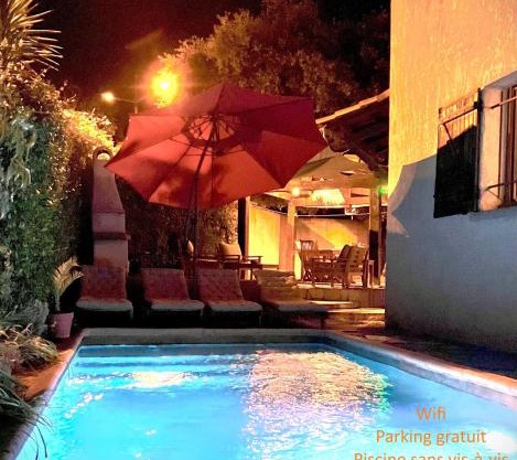 Chambre, terrasse et piscine de l'Impasse du Pressoir