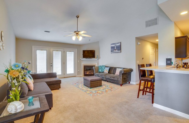 Champaign Condo w/ Amenity Access Near University!