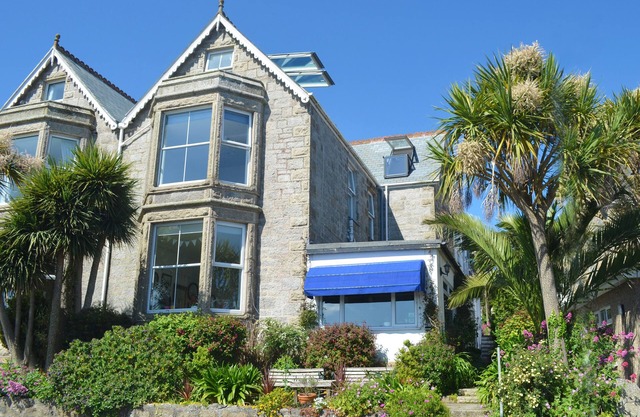 CHANNINGS ST IVES, Sleeps 10-12 Panoramic Sea Views and Parking