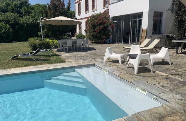 Character and spaces, large heated swimming pool. Jacuzzi. a little paradise.