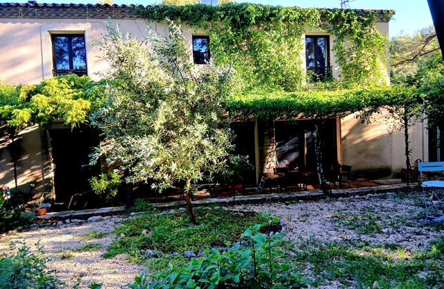 Character house near the center on a very quiet 2000 m2 wooded lot