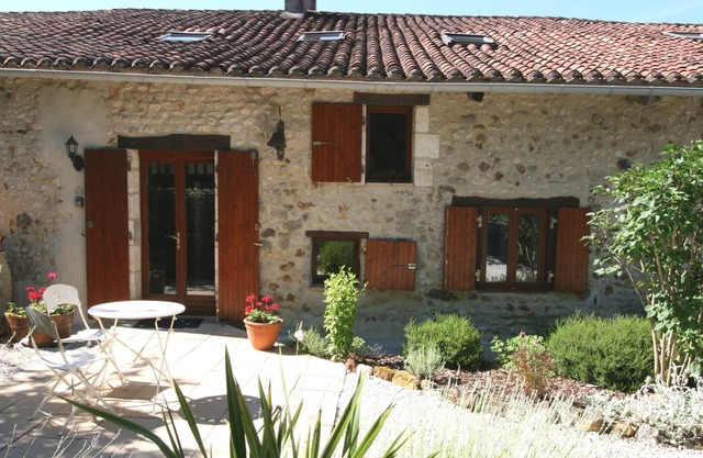 Character house-sleeps 6 - large pool - uninterrupted views