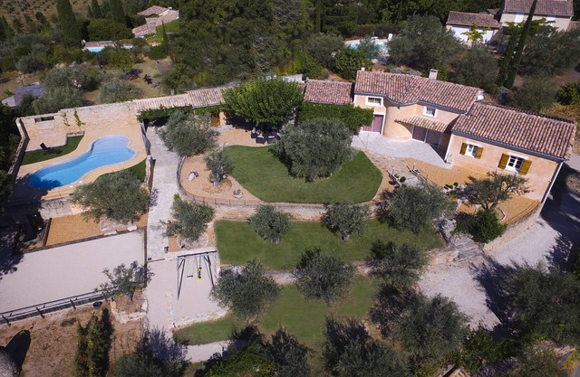 Character house with swimming pool near Vaison la romaine