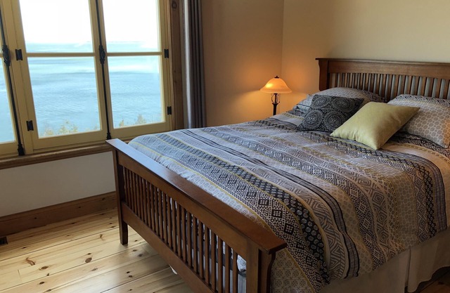 CHARLEVOIX BEAUTIFUL LARGE VICTORIAN HOUSE BY THE ST LAWRENCE RIVER