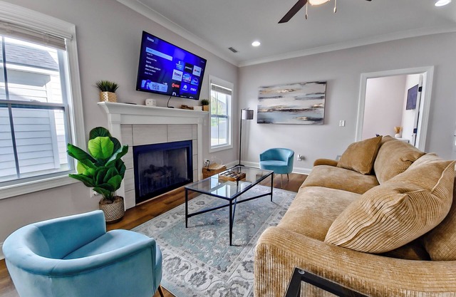 Charlotte Oasis 4BR/2.5BA-Cozy and Charming Home Close To Uptown