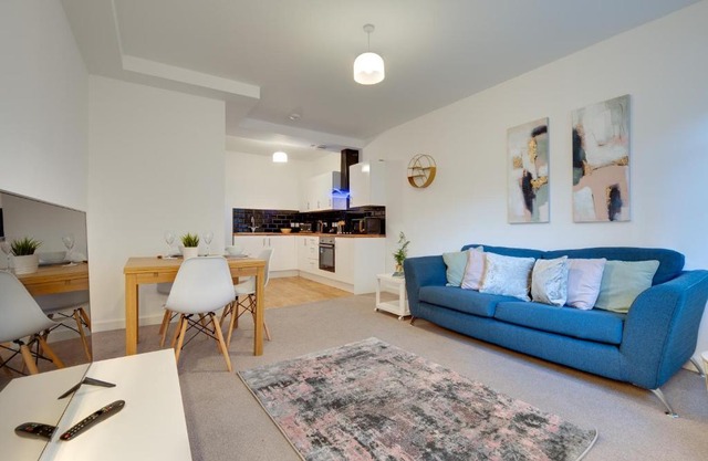 Charltons Bonds Apartments 1A by Week2Week