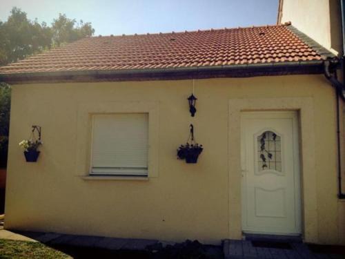 Charmant Gîte à Étain, Tout Inclus, Proche Verdun avec Terrasse et Parking - FR-1-585-3