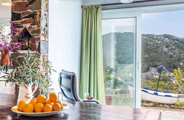 Charming 1-Bed House in Stafylos