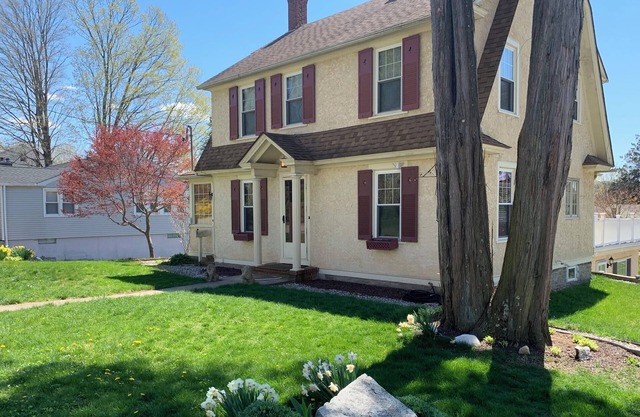 Charming 1-bedrm unit with WiFi, AC in quaint Deep River- “Queen of the Valley”