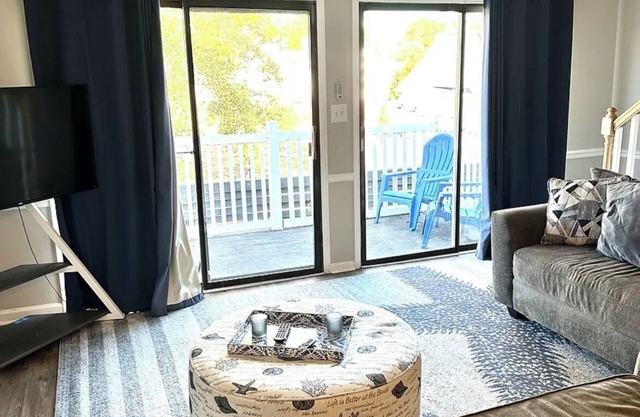 Charming 1-bedroom townhome in fabulous Surfside Beach, 5 mins from the beach!