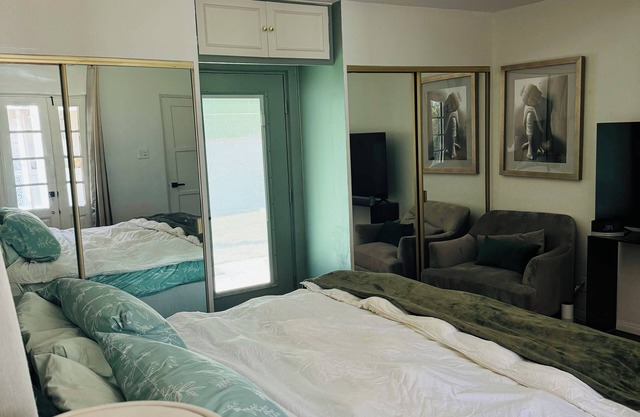 Charming 1-bedroom house with AC, WiFi in amazing Beverly Hills