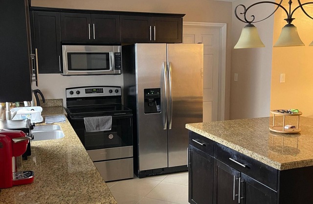 Charming 1-bedroom apartment in lovely Hollywood, Fl with WiFi, AC
