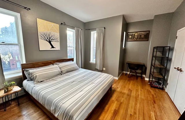 Charming 1-bedroom apartment in Brooklyn with Projector, 25 mins to Manhattan