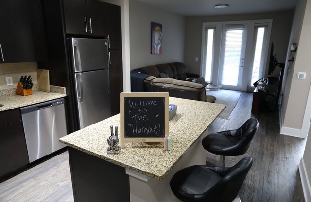 Charming 1-bedroom apartment in delightful Addison with WiFi, AC, fitness room