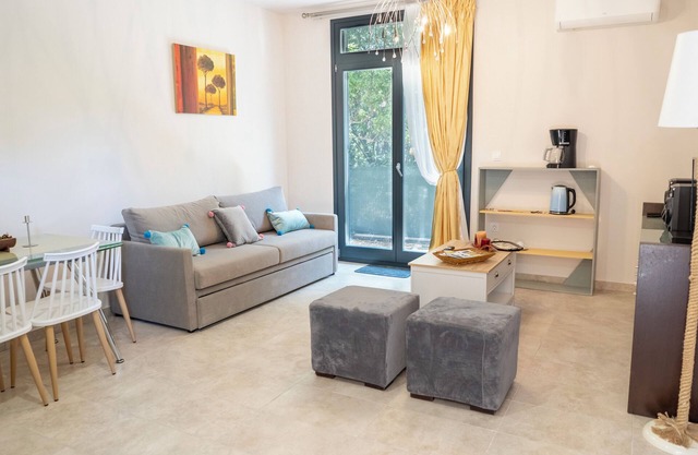 Charming 1-bedroom apartment in delightful Chios and traditional Kampos area.